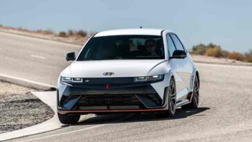 IONIQ 5 conquista l'EV 2024 di Car and Driver