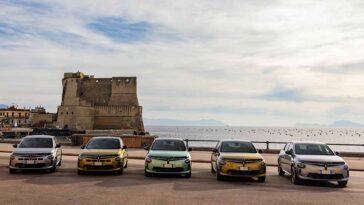 La Nuova Lancia Ypsilon sfila sul lungomare di Napoli